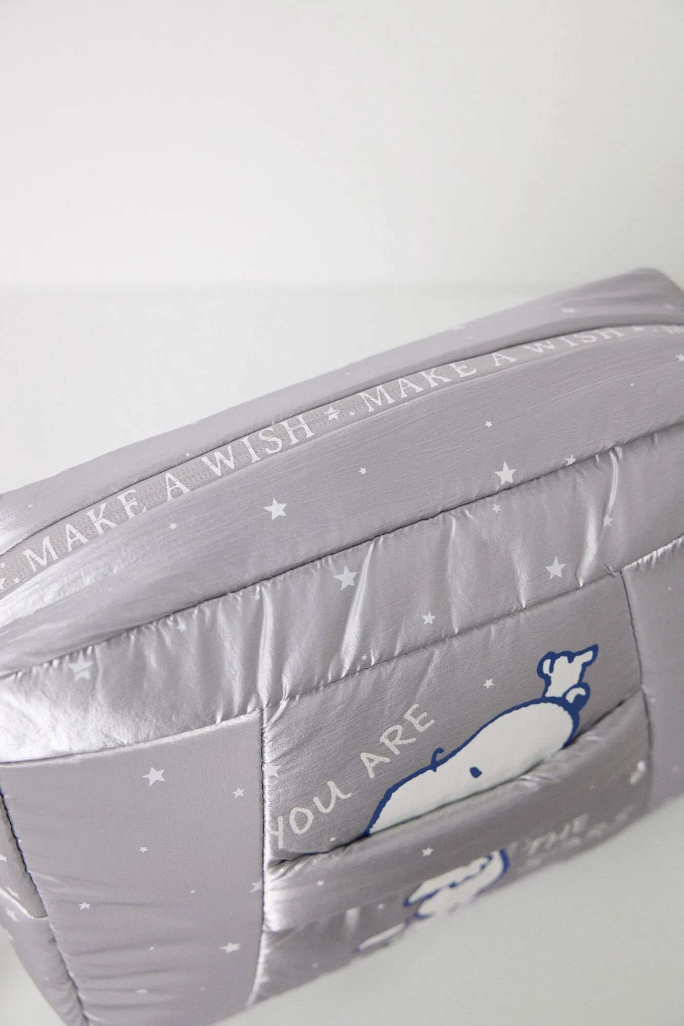 Medium padded nylon Snoopy toiletry bag