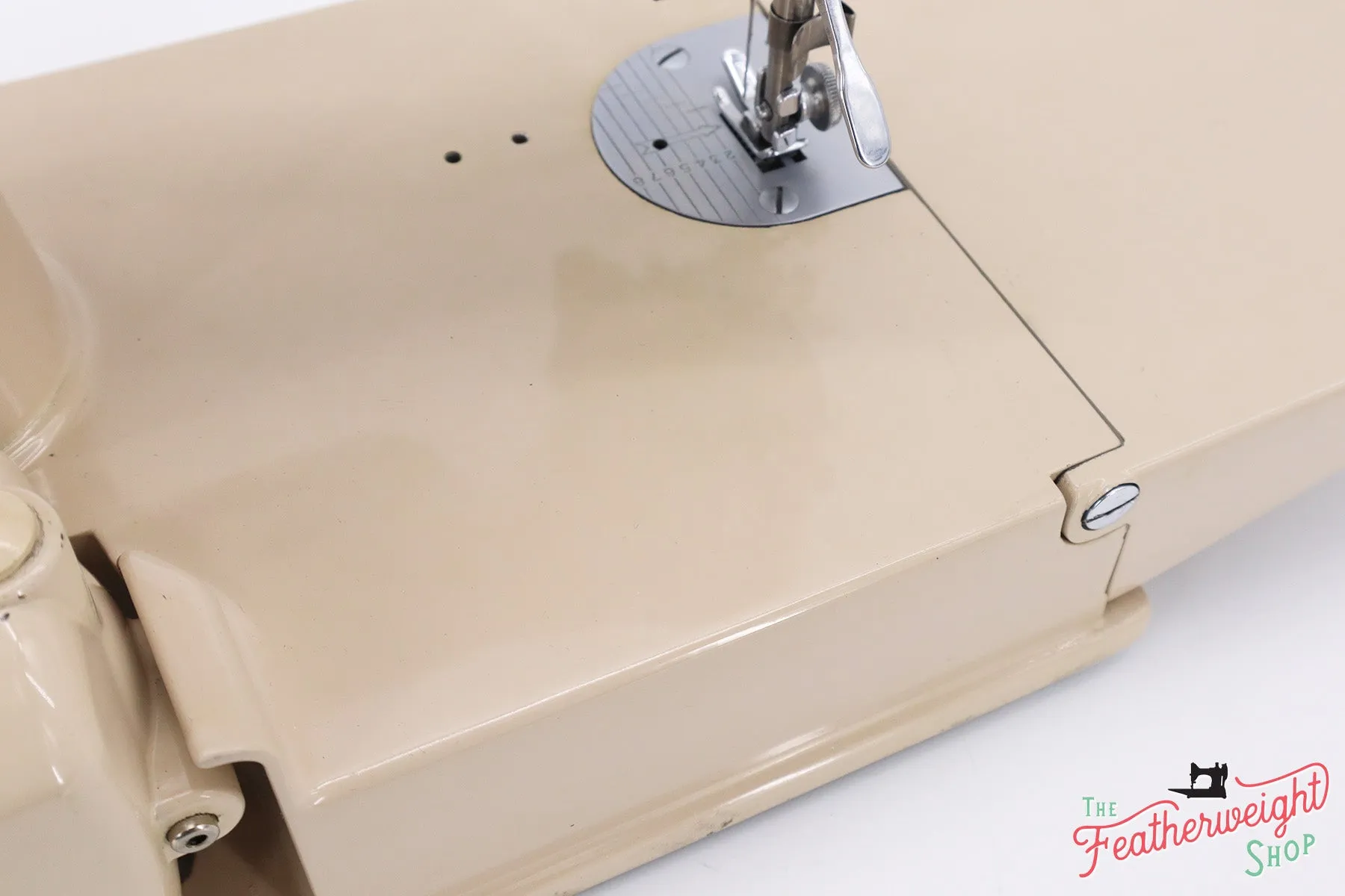 Singer Featherweight 221 Sewing Machine, TAN JE1579**