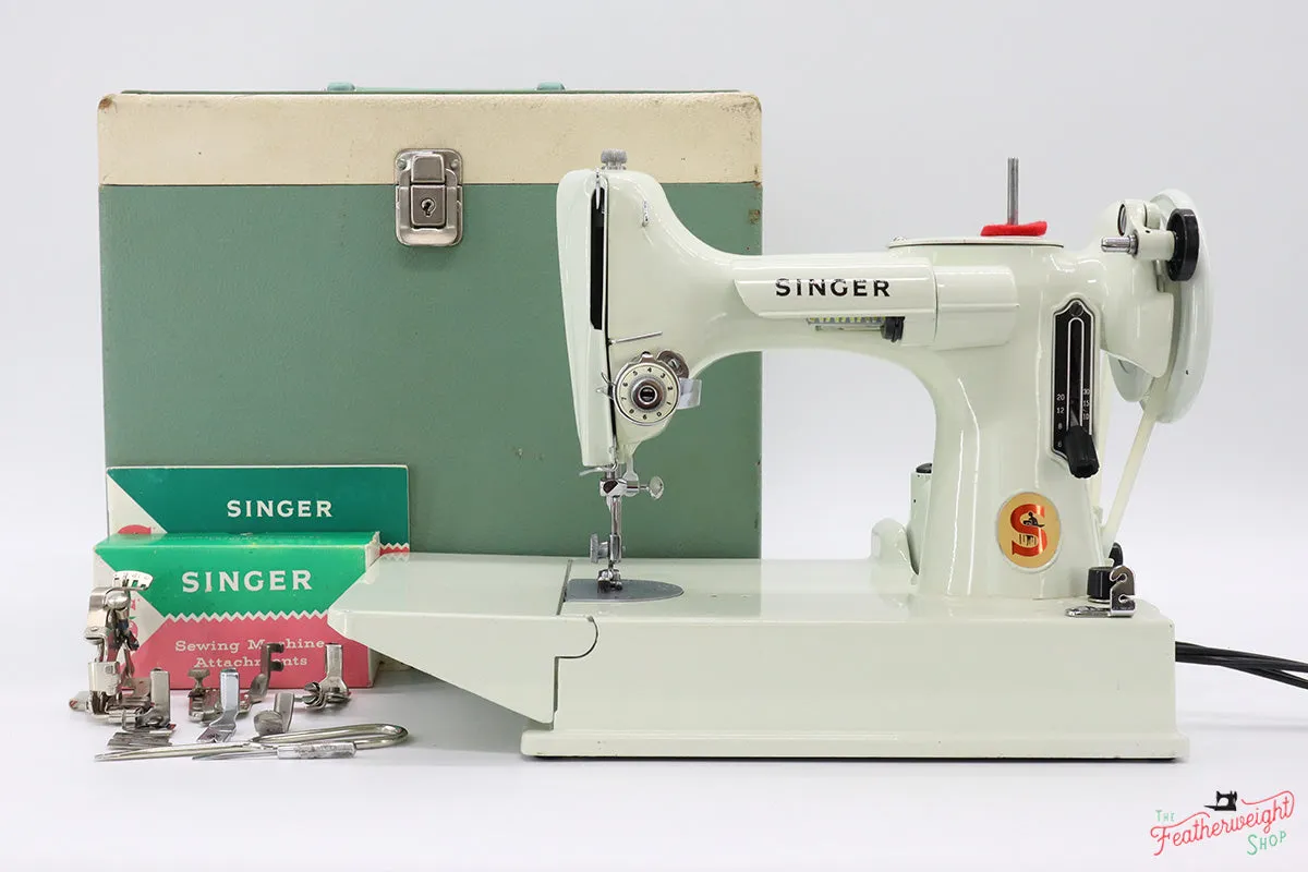 Singer Featherweight 221 Sewing Machine, WHITE EV914***