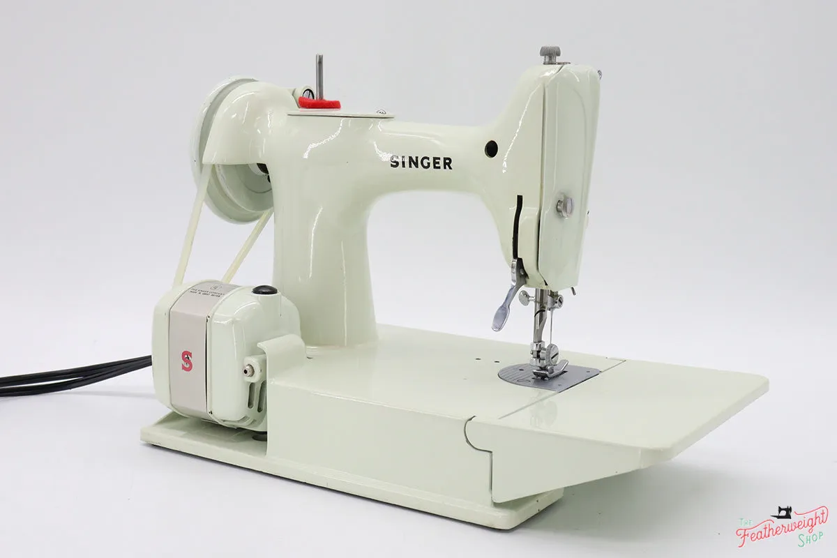 Singer Featherweight 221 Sewing Machine, WHITE EV914***