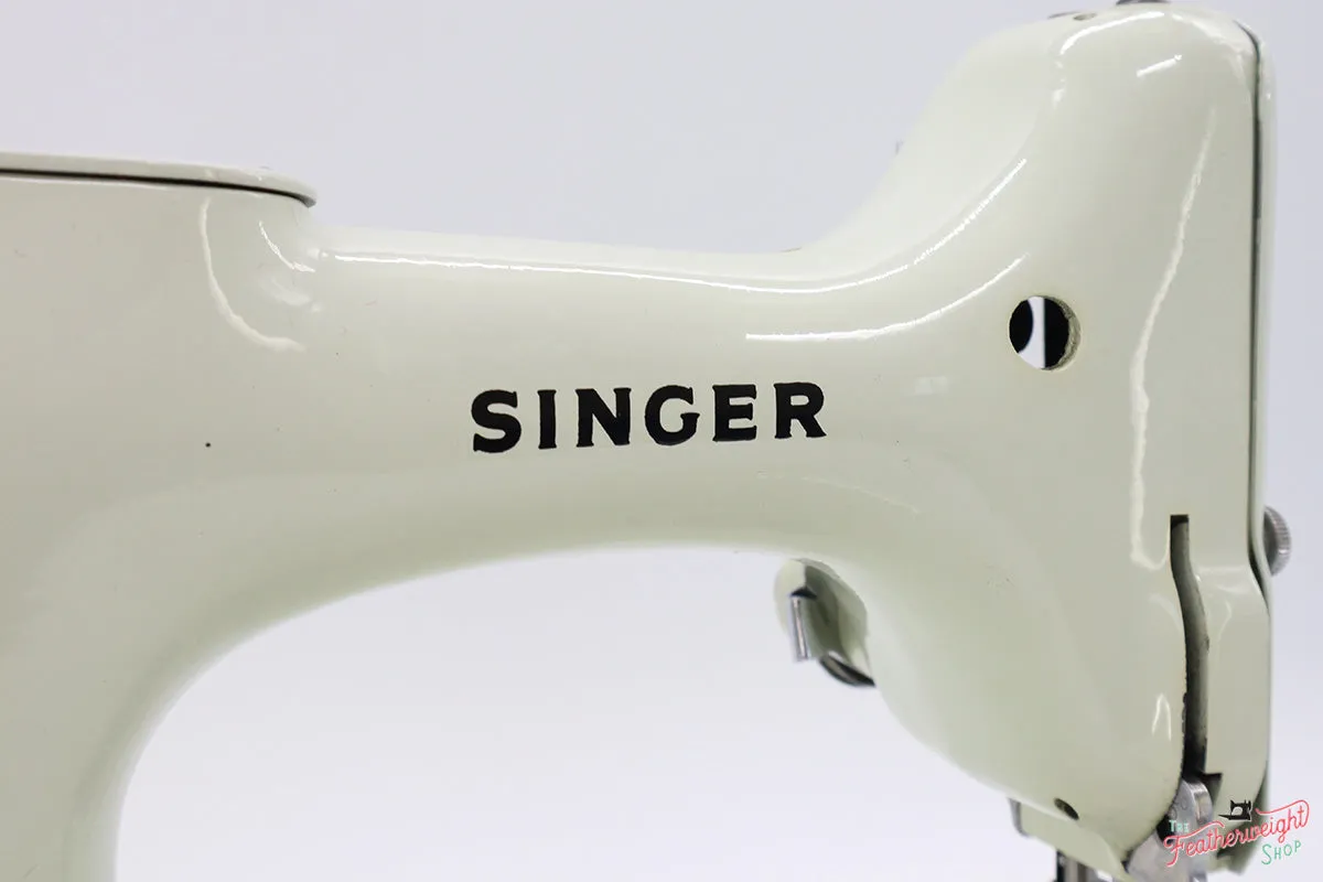 Singer Featherweight 221 Sewing Machine, WHITE EV914***