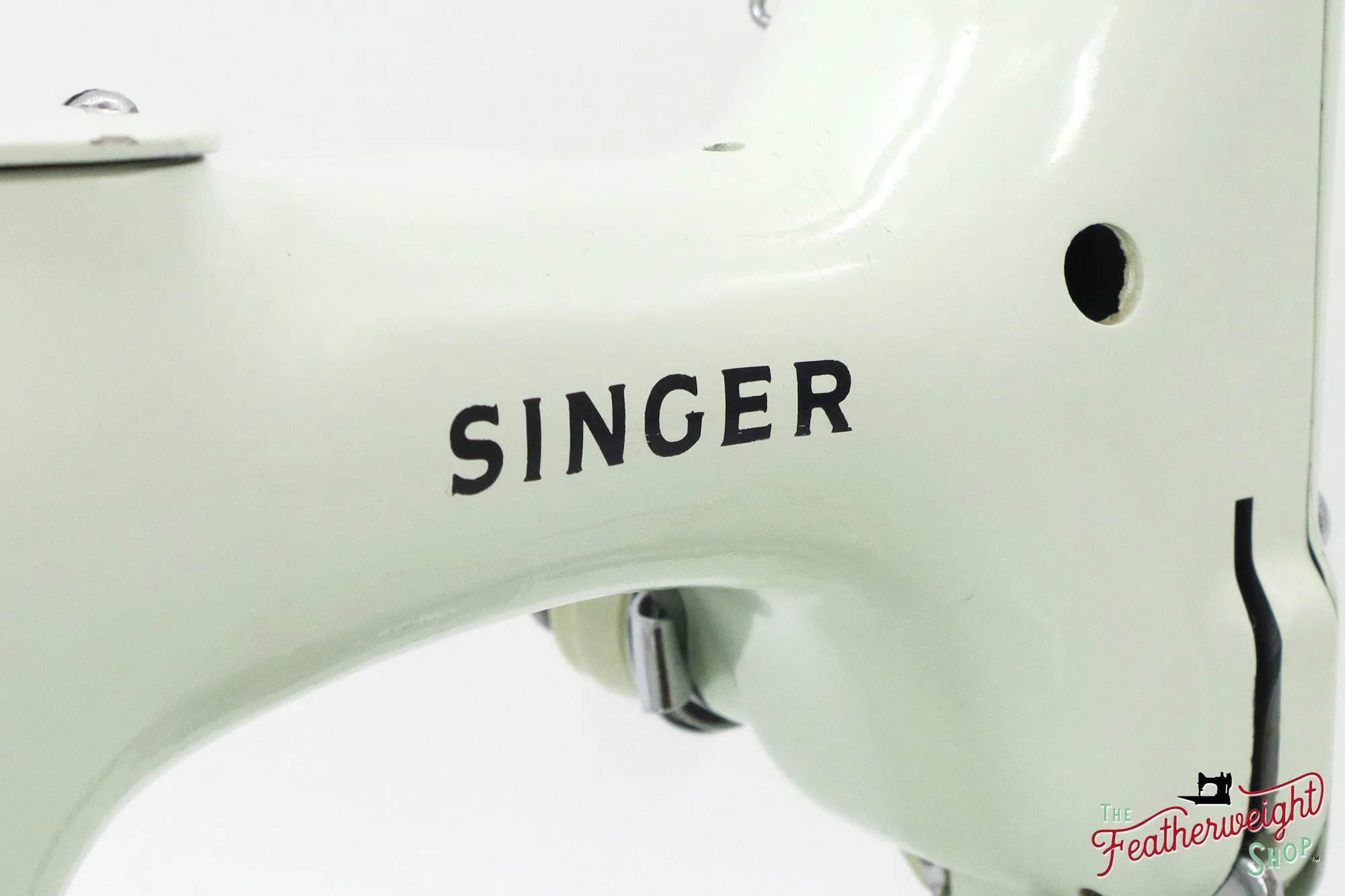 Singer Featherweight 221K Sewing Machine, WHITE - EV887***